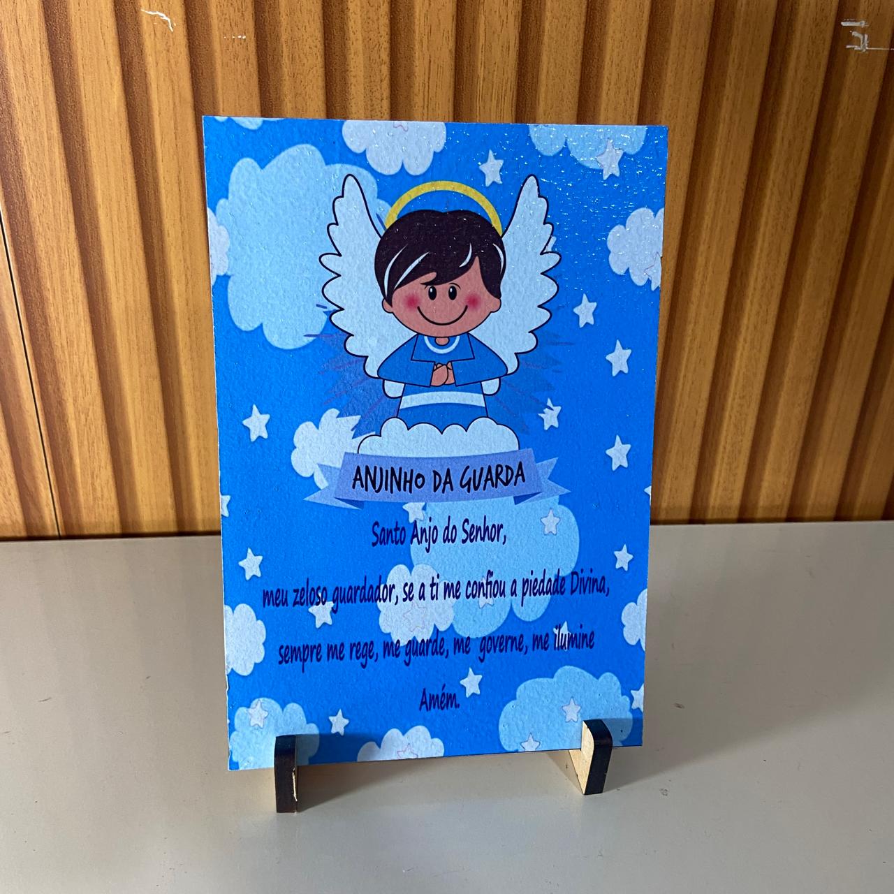 PLAQUINHA DE MESA MDF RESINADO ANJINHO DA GUARDA AZUL 19CM x 13CM  (1 UNIDADE)