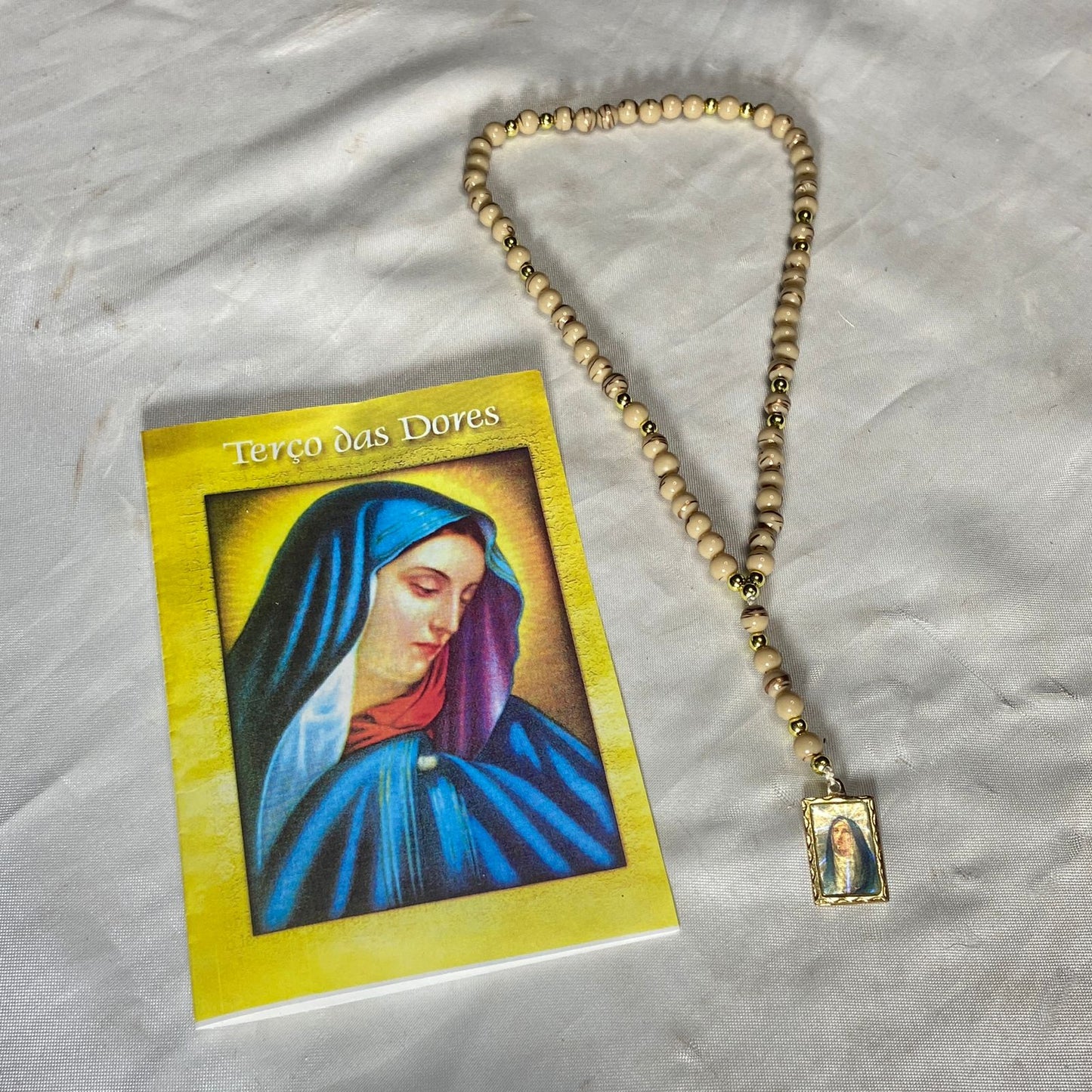 TERÇO PÉROLA BEGE NOSSA SENHORA DAS DORES MOD2 6MM (1 UNIDADE)