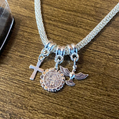 PULSEIRA PRATEADA MEDALHA SÃO BENTO COM STRASS (6 UNIDADES)