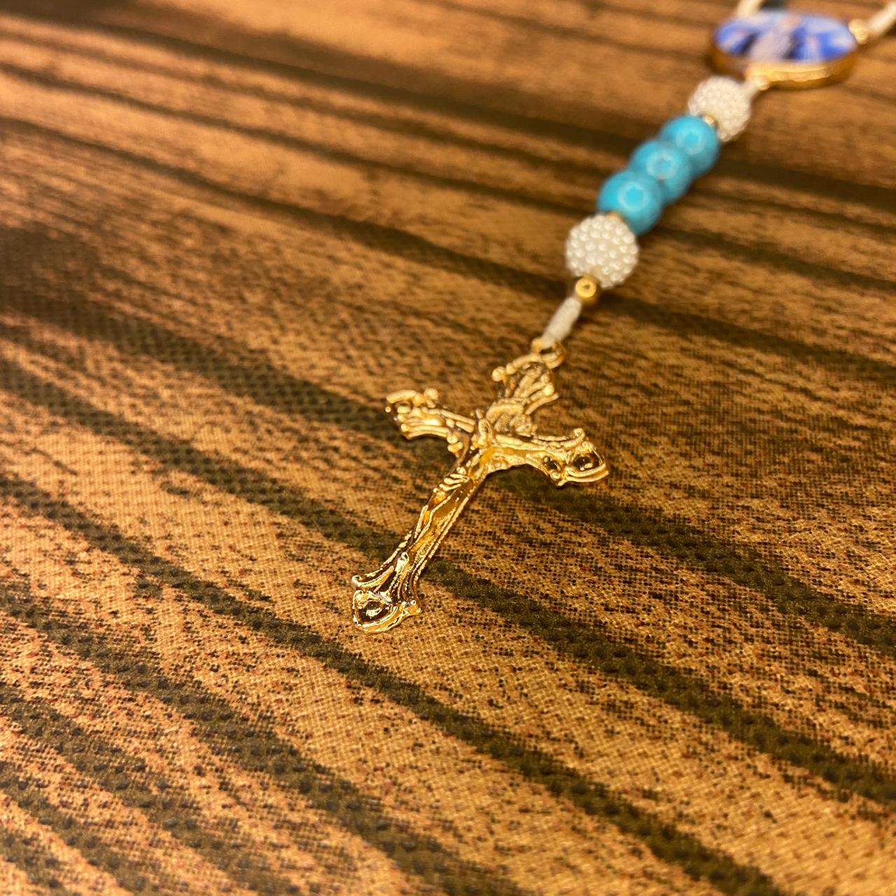 TERÇO PÉROLA AZUL COM MEDALHA RESINADA NOSSA SENHORA DAS GRAÇAS  8MM (1 UNIDADE)