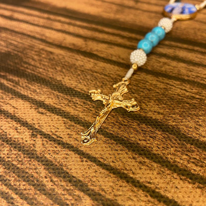 TERÇO PÉROLA AZUL COM MEDALHA RESINADA NOSSA SENHORA DAS GRAÇAS  8MM (1 UNIDADE)