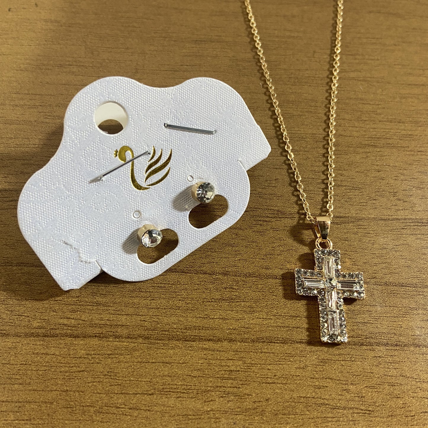 CORRENTE CRUCIFIXO COM BRINCO PONTA DE LUZ  MOD04 ( 1 UNIDADE)