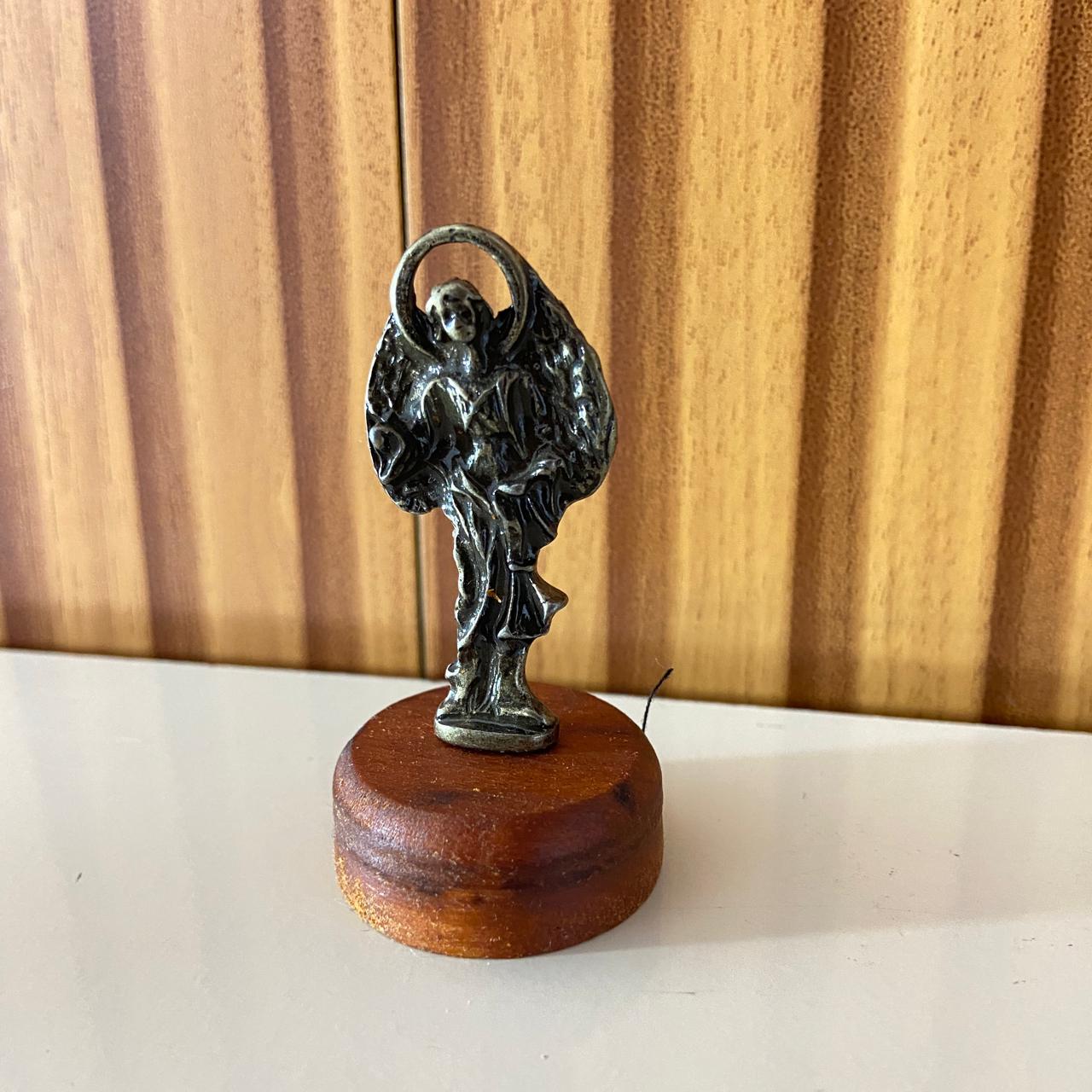 IMAGEM DE MESA METAL OURO VELHO SÃO GABRIEL ARCANJO BASE DE MADEIRA 5,5CM (1 UNIDADE)