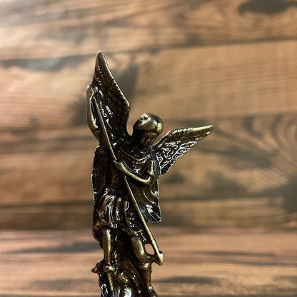 IMAGEM DE MESA METAL OURO VELHO SÃO MIGUEL ARCANJO COM  BASE DE MADEIRA 8,5CM (1 UNIDADE)