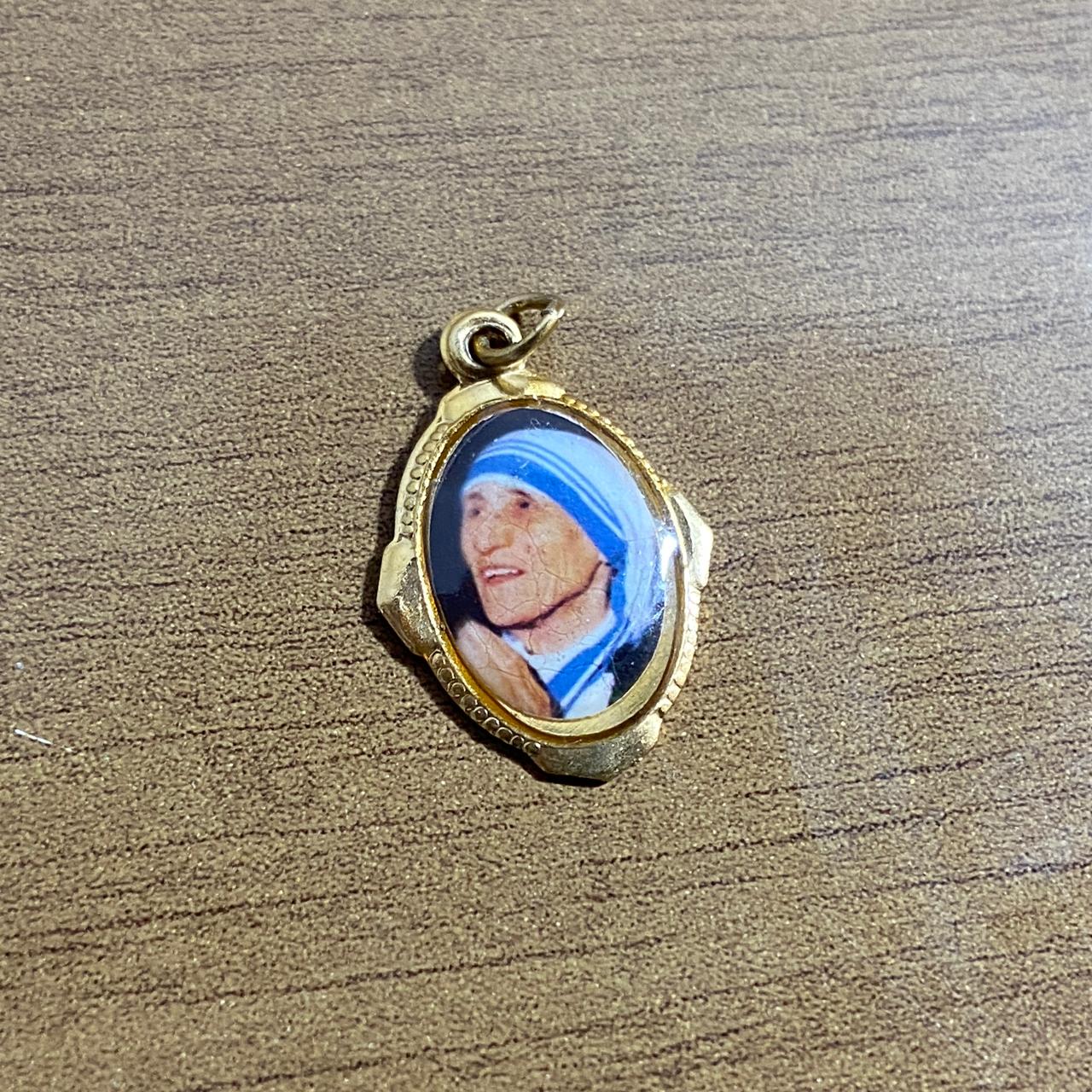 MEDALHA ALUMINIO MADRE TERESA DE CALCUTÁ  (36 UNIDADES)