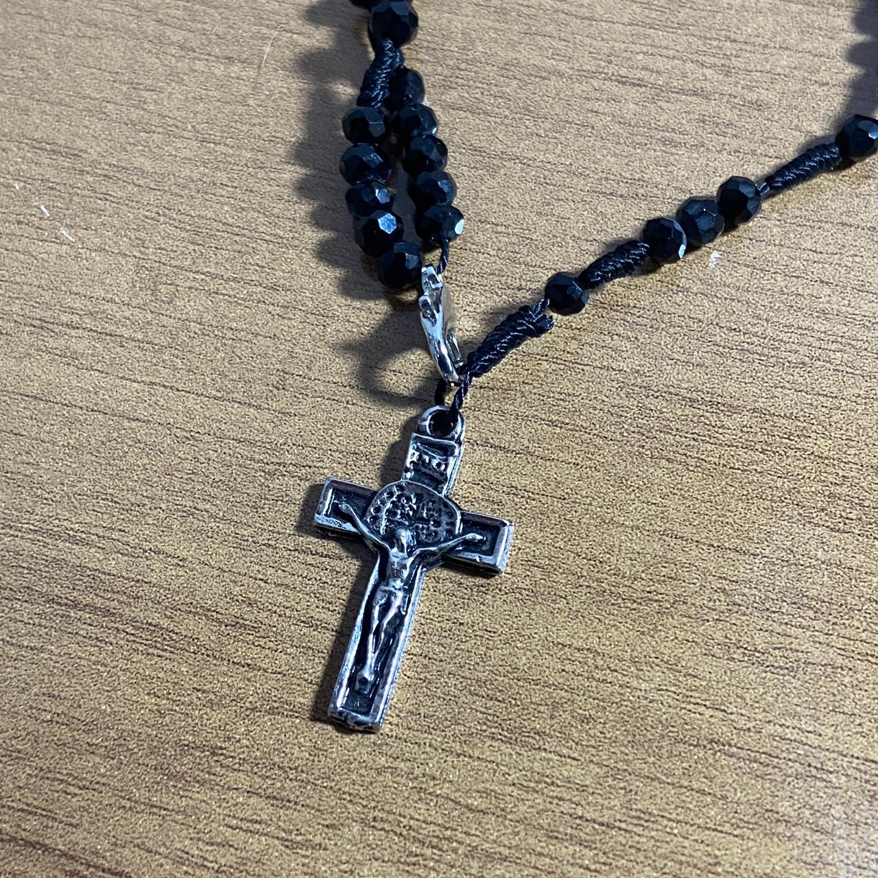 TERÇO PULSEIRA CRISTAL DUAS MEDALHAS PRETO  (3 UNIDADES)