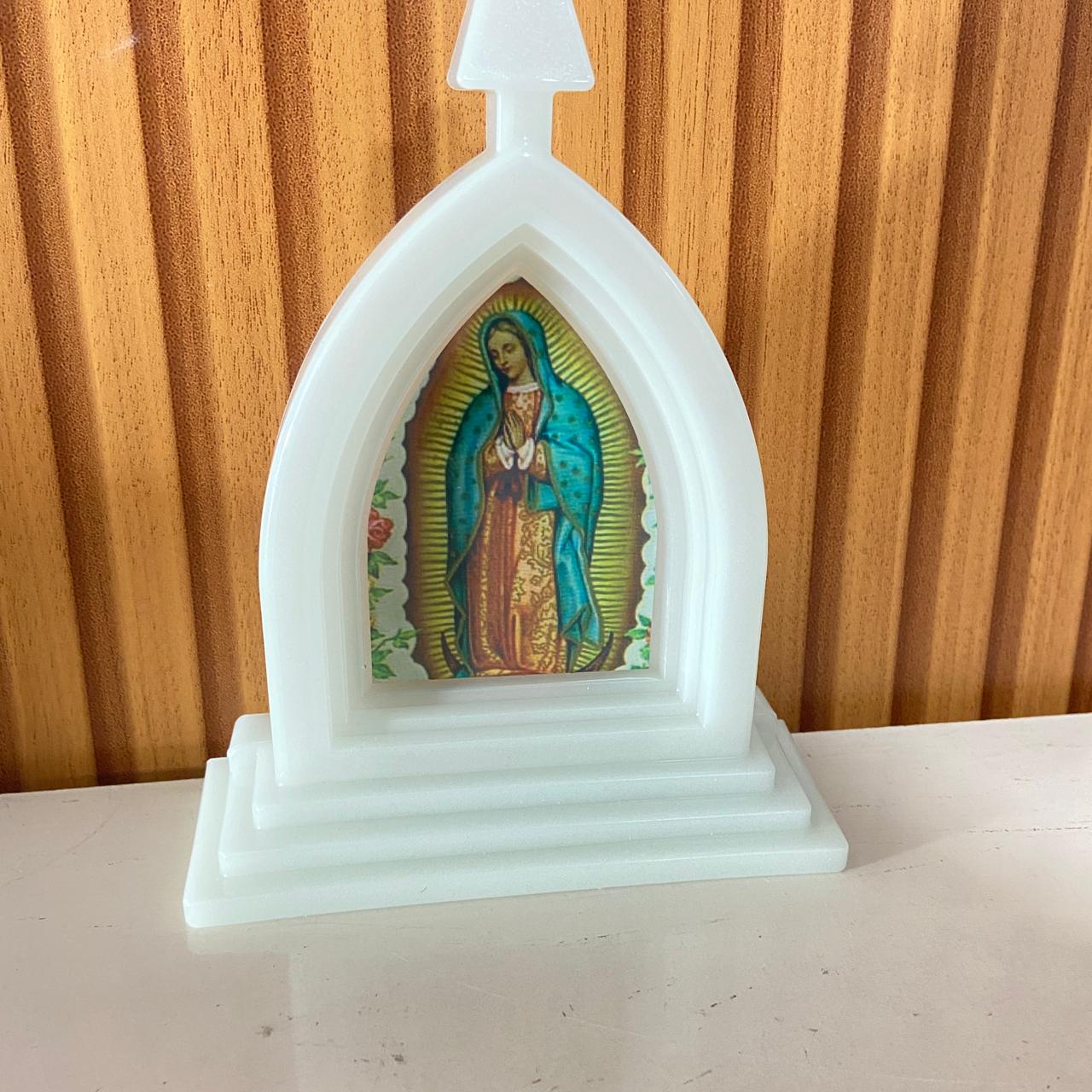 CAPELA ACRÍLICA G NOSSA SENHORA DE GUADALUPE  FLUORESCENTE 18X12CM (1 UNIDADE)