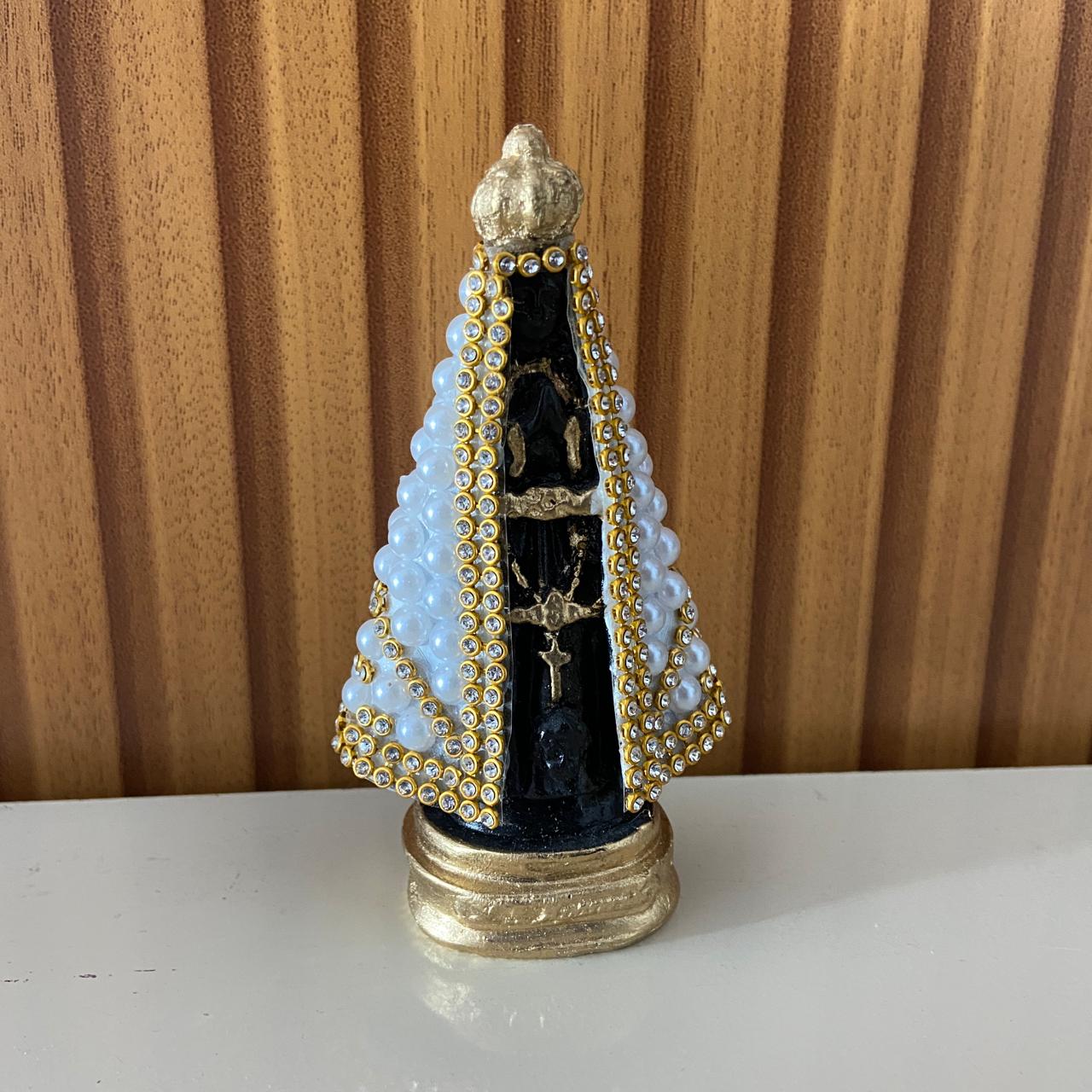 IMAGEM DE GESSO NOSSA SENHORA APARECIDA PÉROLA BRANCA COM STRASS 10,5CM MOD 2 (1 UNIDADE)