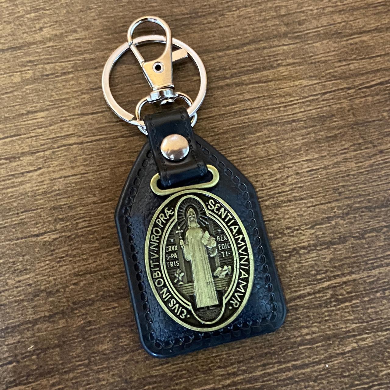 CHAVEIRO COURO COM MOSQUETE MEDALHA SÃO BENTO OURO VELHO ( 6 UNIDADES)