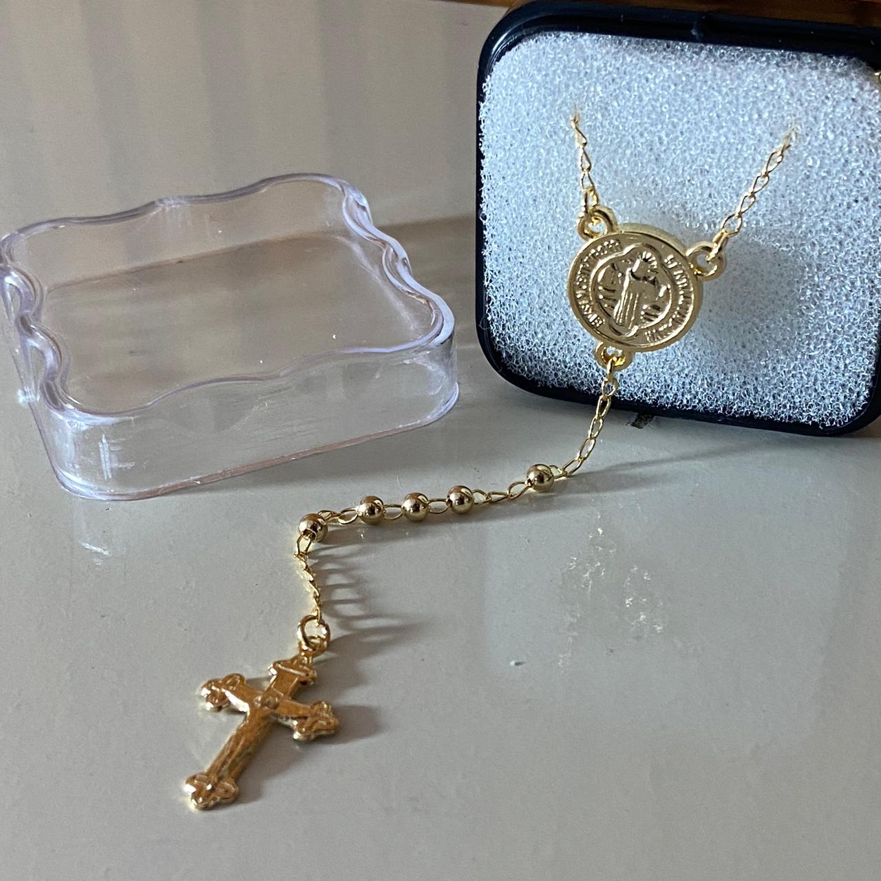 TERÇO PÉROLA DOURADA MEDALHA SÃO BENTO 2MM (3 UNIDADES)