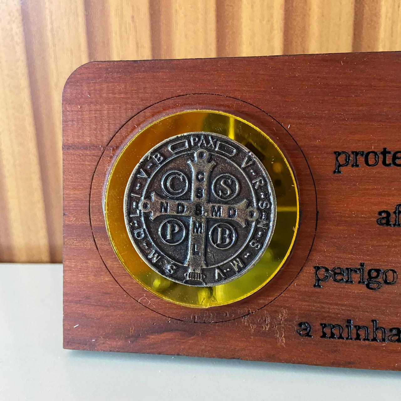 ADORNO DE MESA MADEIRA COM ORAÇÃO MEDALHA SÃO BENTO METAL OURO VELHO 7,7CM (1 UNIDADE)