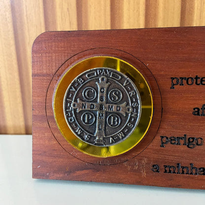 ADORNO DE MESA MADEIRA COM ORAÇÃO MEDALHA SÃO BENTO METAL OURO VELHO 7,7CM (1 UNIDADE)