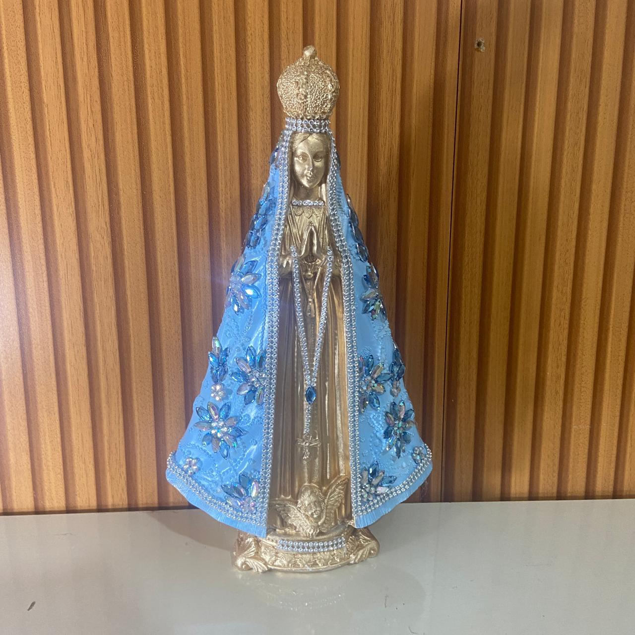 IMAGEM DE GESSO NOSSA SENHORA APARECIDA DOURADA E AZUL COM STRASS E PEDRARIA 33CM  MOD 2 (1 UNIDADE)