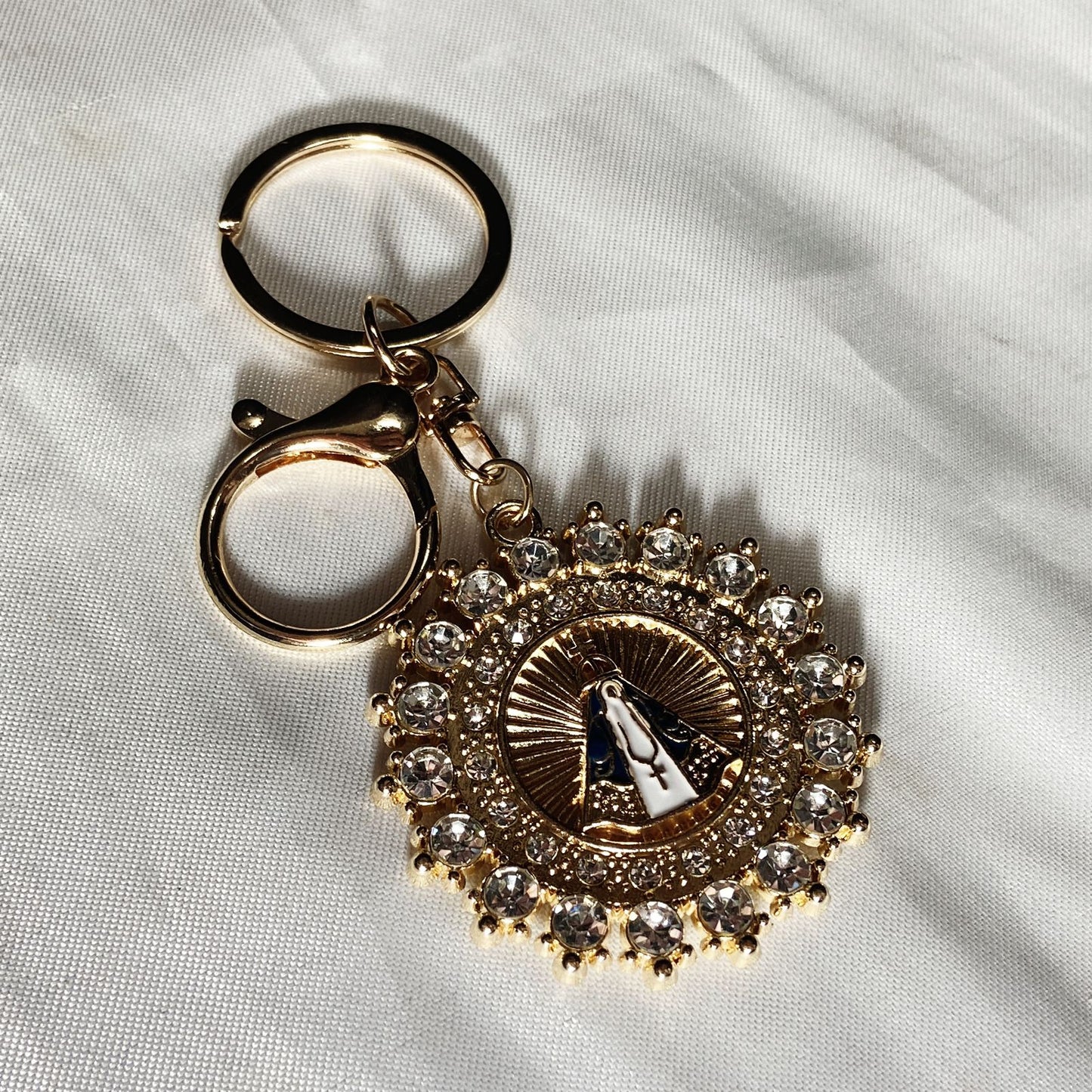 CHAVEIRO LUXO COM MOSQUETE NOSSA SENHORA APARECIDA COM STRASS  (6 UNIDADES)