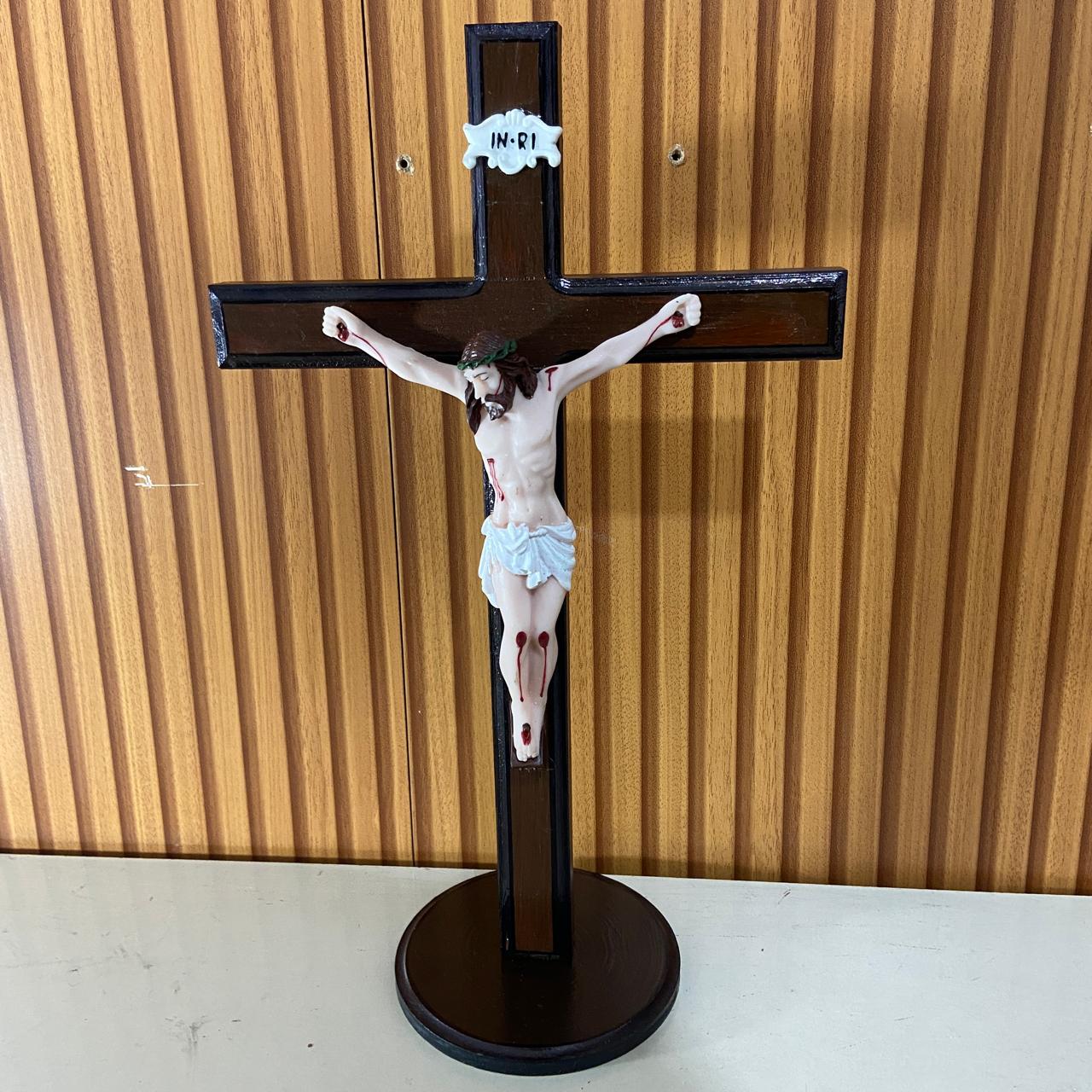 CRUCIFIXO MADEIRA DE MESA COM CRISTO DE RESINA NACIONAL  39,5CM (1 UNIDADE)