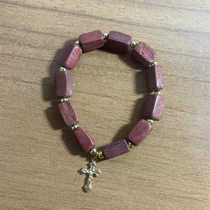 PULSEIRA DE MADEIRA COM PINGENTE DE CRUZ  (01 UNIDADE)