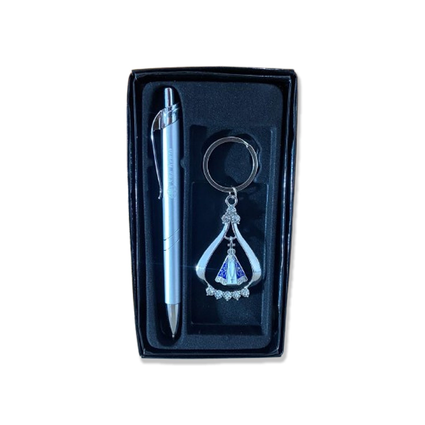 KIT CANETA COM CHAVEIRO NOSSA SENHORA APARECIDA PRATA MOD2 ( 1 UNIDADE)