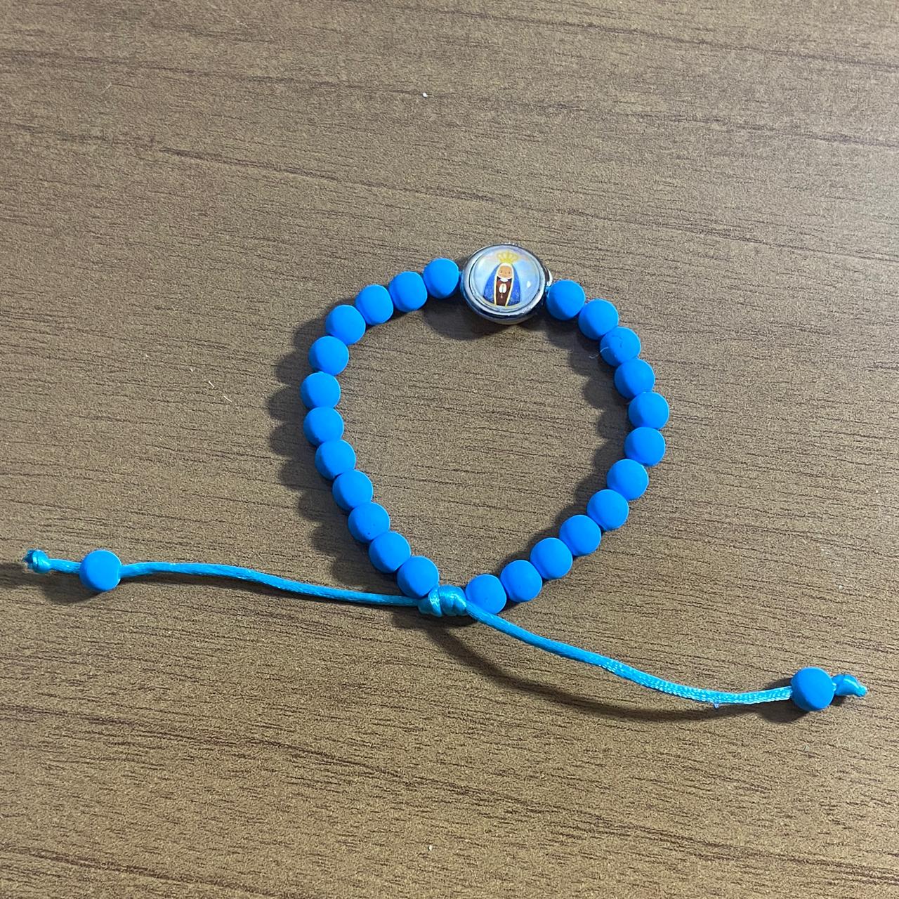 PULSEIRA AZUL REGULÁVEL COM MEDALHA RESINADA NOSSA SENHORA APARECIDA (6 UNIDADES)