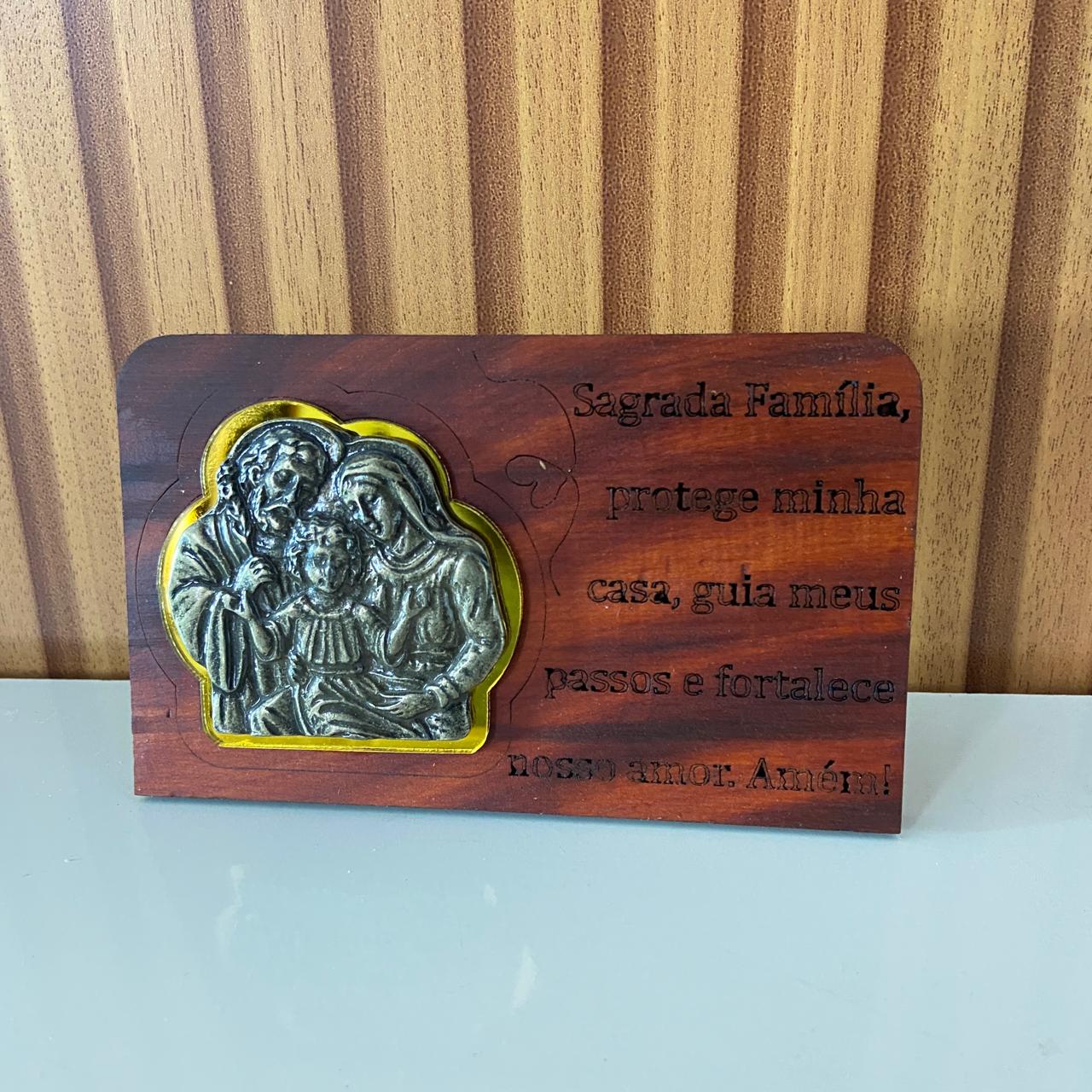 ADORNO DE MESA MADEIRA COM ORAÇÃO SAGRADA FAMÍLIA METAL OURO VELHO 7,7CM (1 UNIDADE)