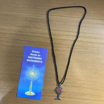 CORDÃO COM PINGENTE OSTENSÓRIO VERMELHO ( 1 UNIDADE)