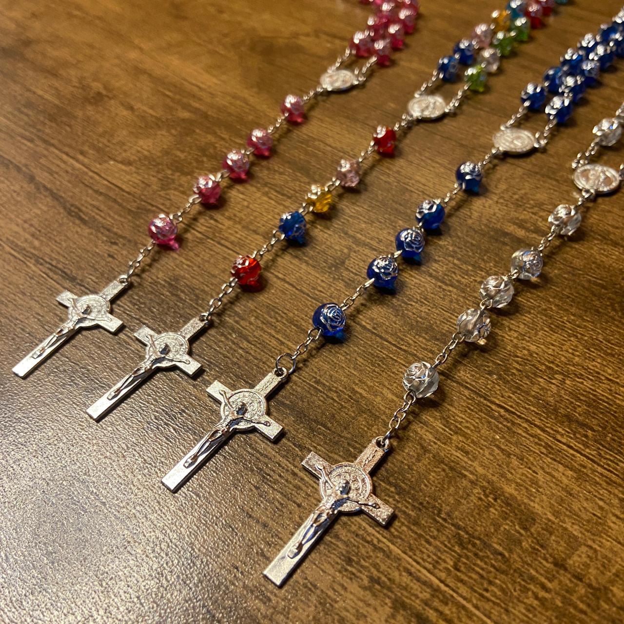 TERÇO ROSAS MEDALHA SÃO BENTO CORES SORTIDAS 08MM (06 UNIDADES)