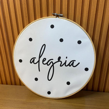 QUADRO DE TECIDO COM MOLDURA DE BAMBU ALEGRIA (1 UNIDADE)