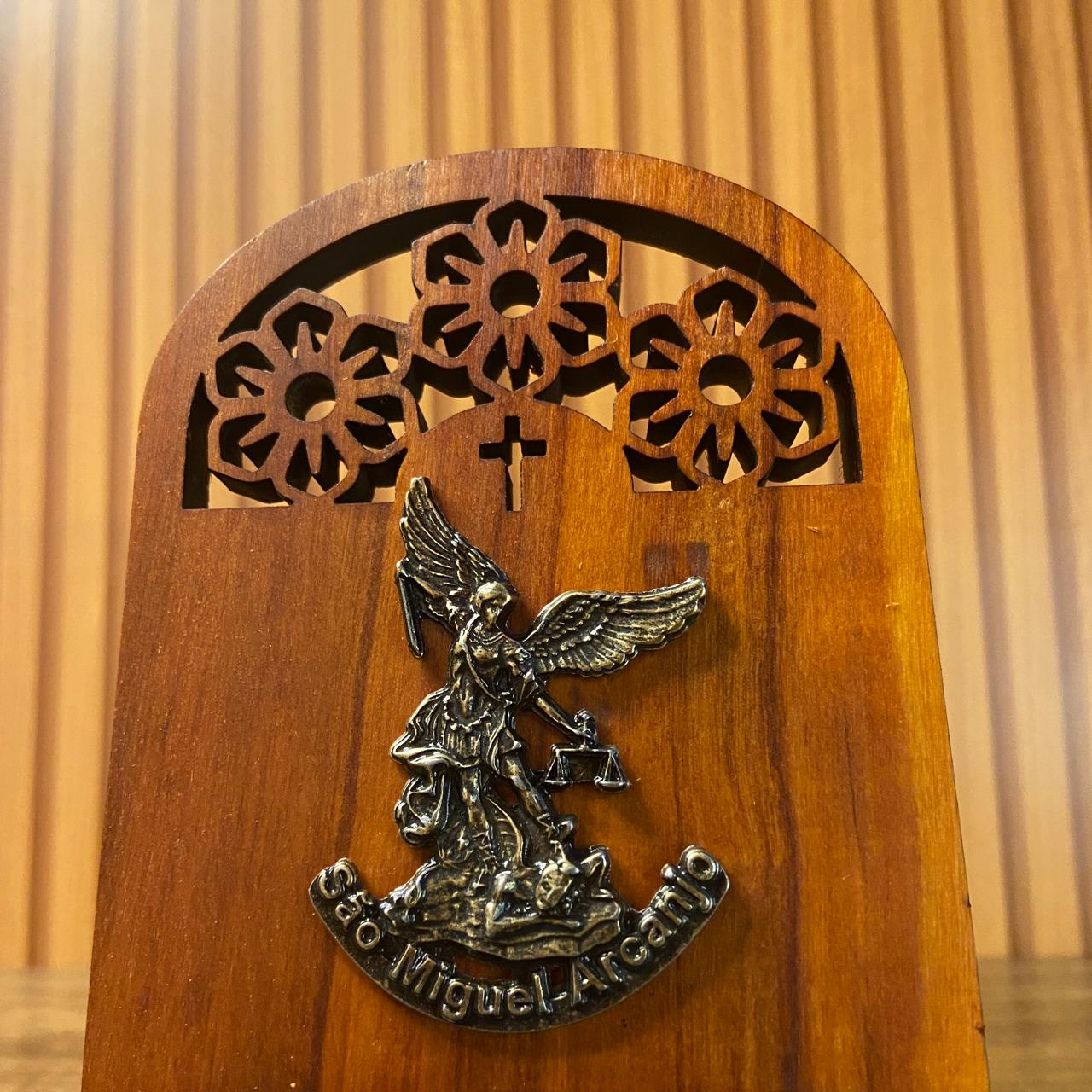 PORTA ÁGUA BENTA DE MADEIRA SÃO MIGUEL ARCANJO 16CM (1 UNIDADE)