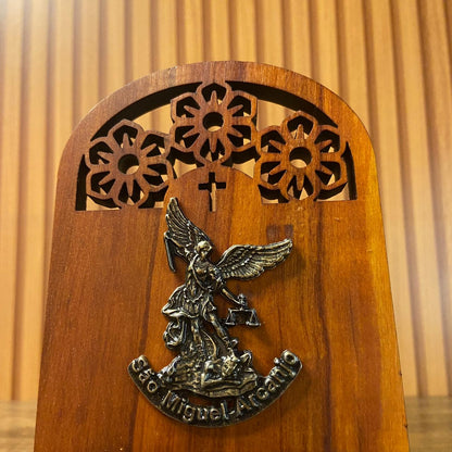 PORTA ÁGUA BENTA DE MADEIRA SÃO MIGUEL ARCANJO 16CM (1 UNIDADE)