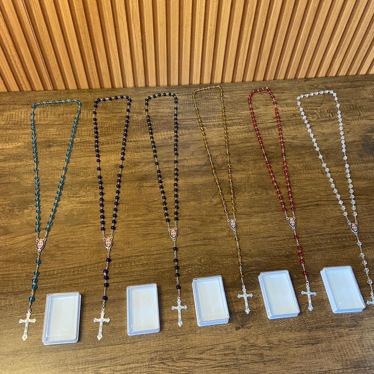 TERÇO PÉROLA MEDALHA SÃO BENTO CORES SORTIDAS 06MM  ( 6 UNIDADES)