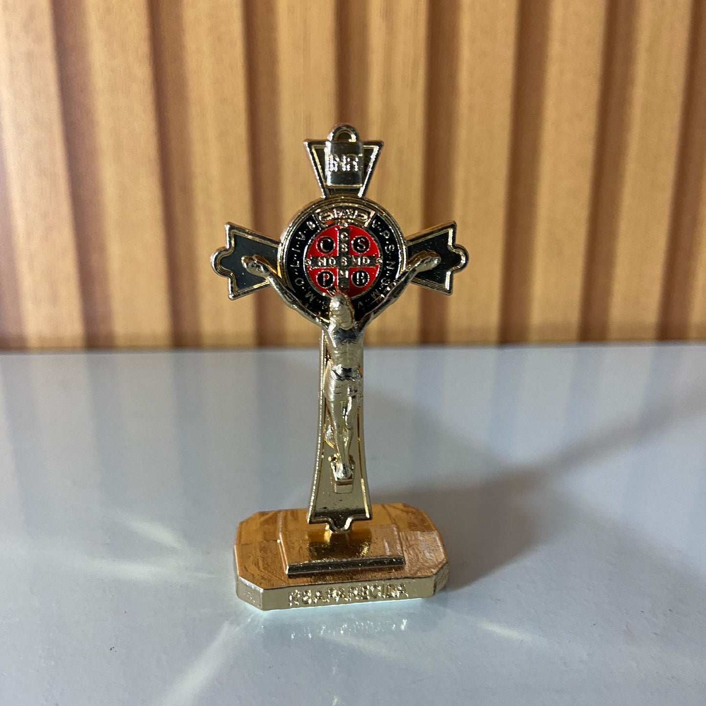 CRUCIFIXO PARA CARRO MEDALHA SÃO BENTO DOURADO (12 UNIDADES)