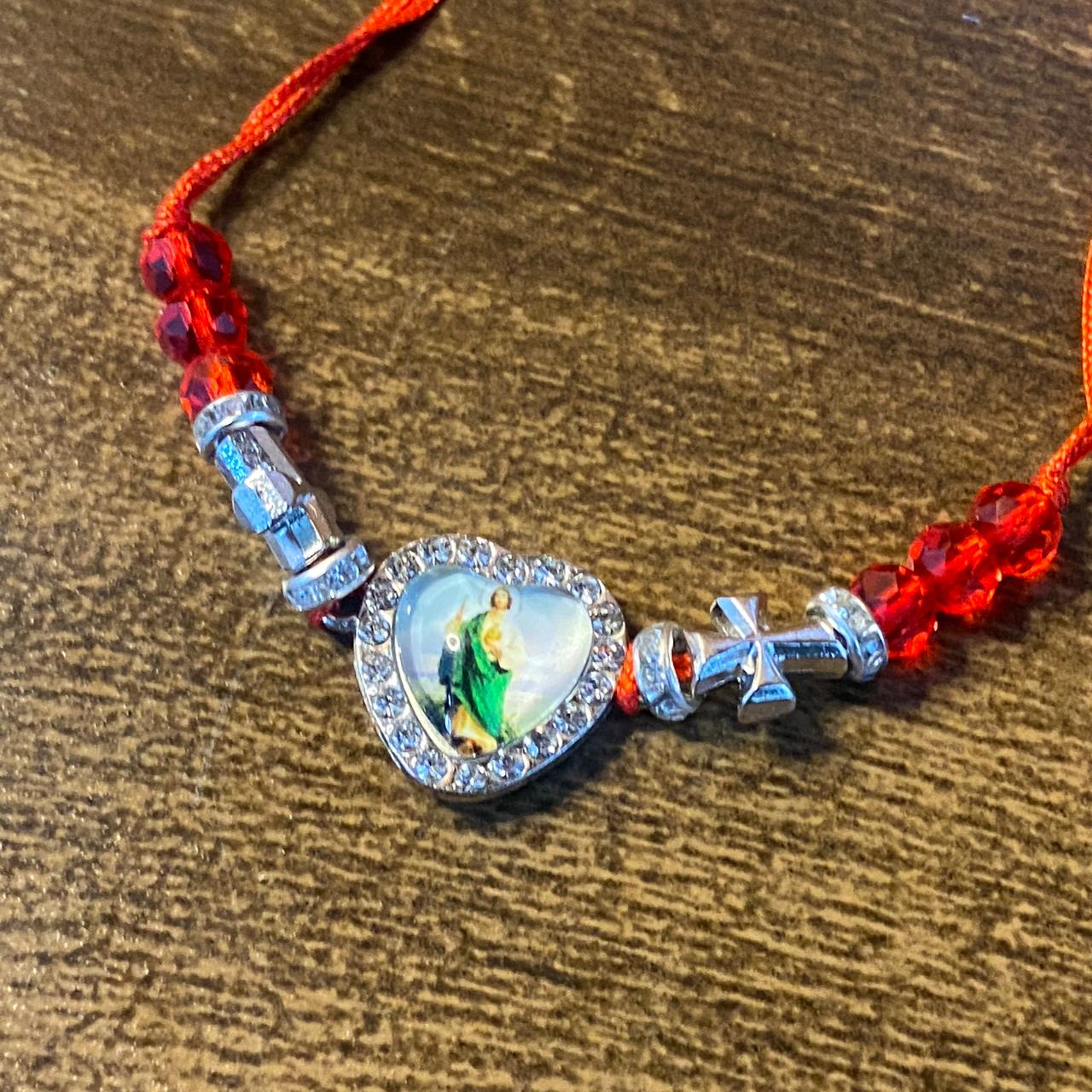 PULSEIRA REGULÁVEL CRISTAL VERMELHO COM MEDALHA RESINADA SÃO JUDAS TADEU  ( 01 UNIDADE)