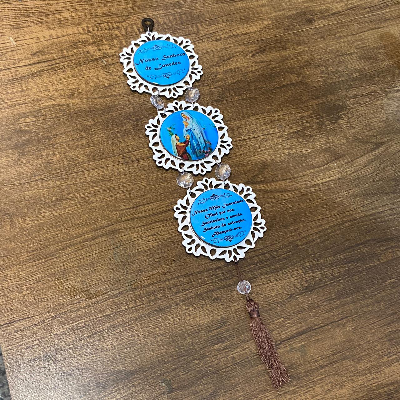ADORNO TRIPLO REDONDO BRANCO NOSSA SENHORA DA LOURDES (1 UNIDADE)