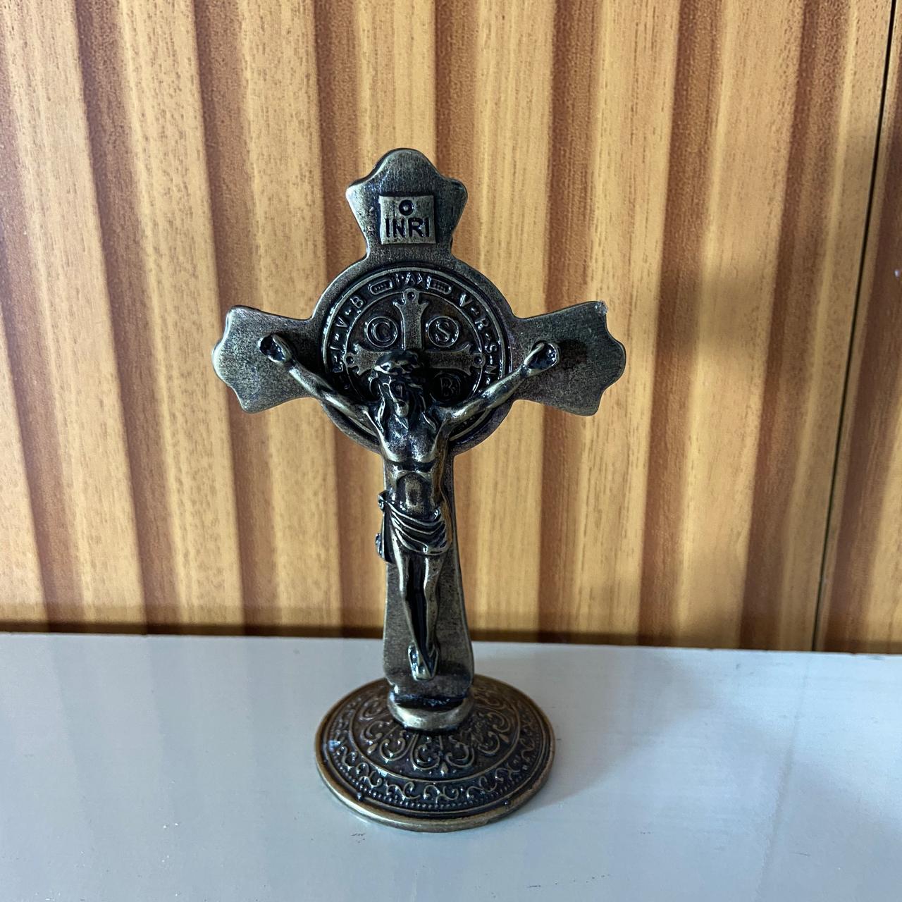 CRUCIFIXO DE MESA METAL OURO VELHO MEDALHA SÃO BENTO 11CM (1 UNIDADE)