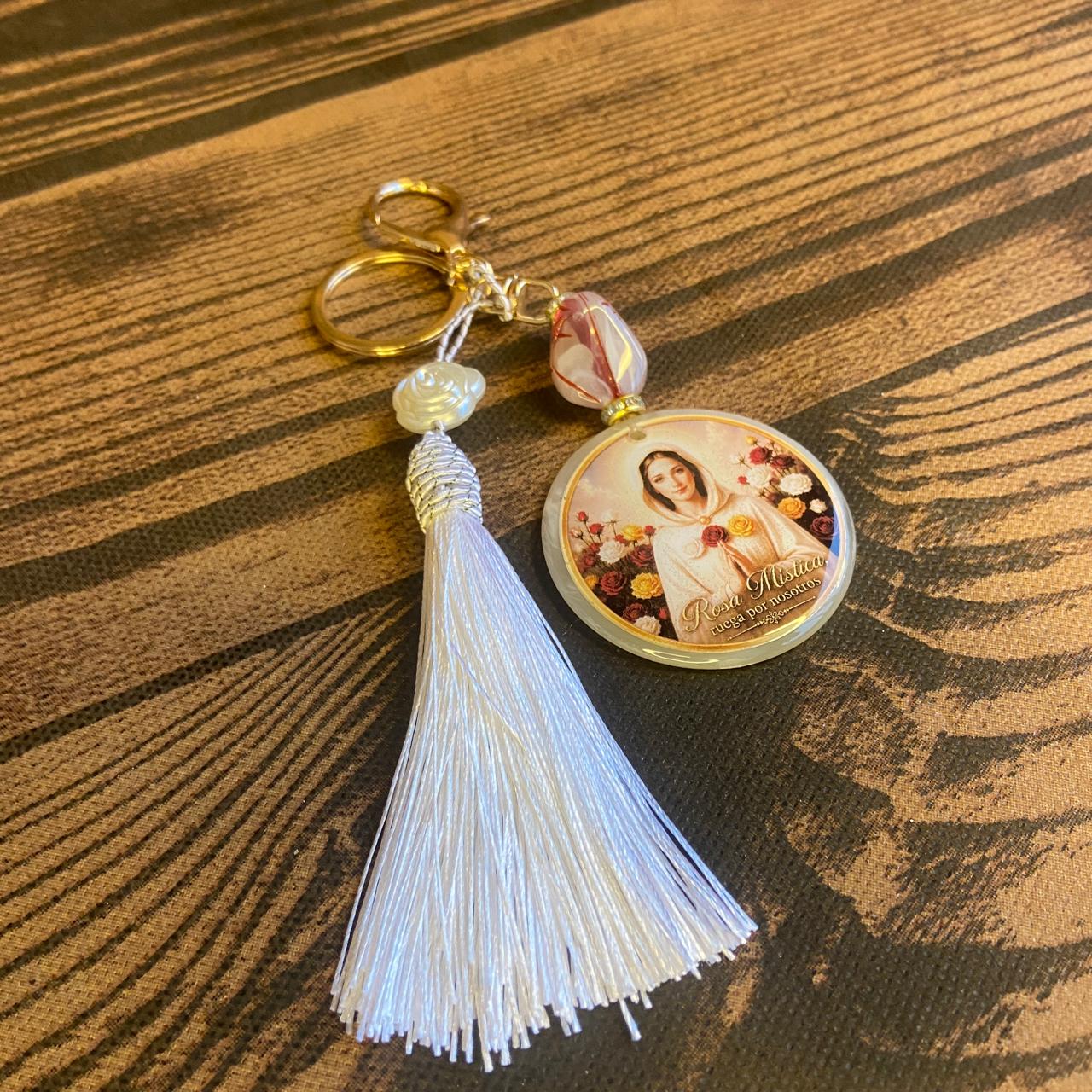 CHAVEIRO LUXO MEDALHA RESINADA NOSSA SENHORA ROSA MÍSTICA  (1 UNIDADE)