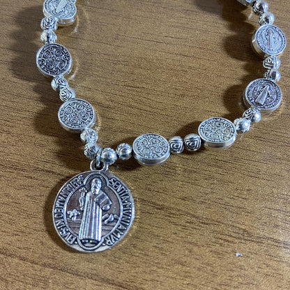 PULSEIRA MEDALHAS DECORADAS SÃO BENTO ( 6 UNIDADES)