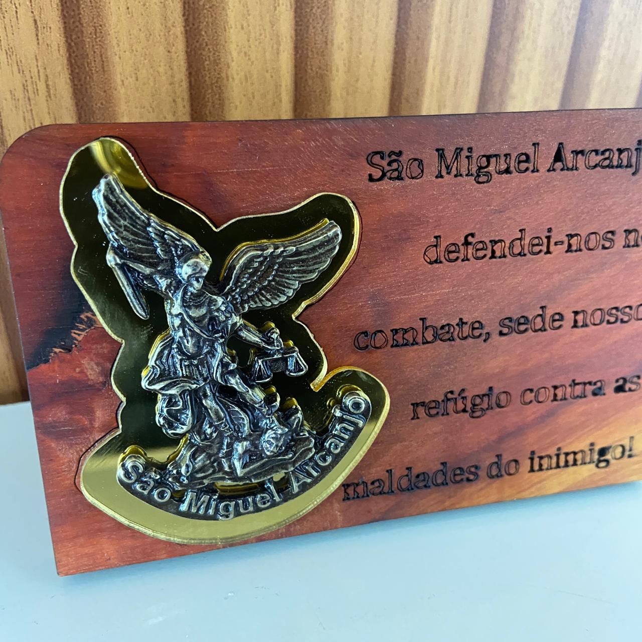 ADORNO DE MESA MADEIRA COM ORAÇÃO SÃO MIGUEL ARCANJO METAL OURO VELHO 7,7CM (1 UNIDADE)