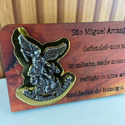ADORNO DE MESA MADEIRA COM ORAÇÃO SÃO MIGUEL ARCANJO METAL OURO VELHO 7,7CM (1 UNIDADE)