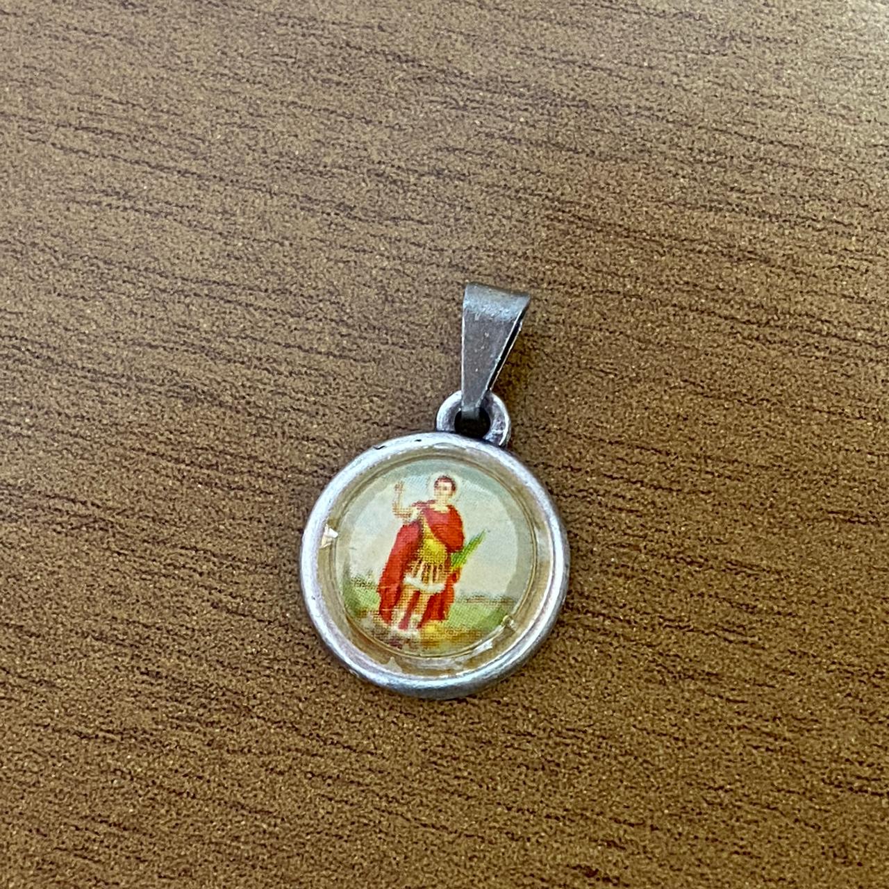 PINGENTE PRATEADO REDONDO RESINADO SANTO EXPEDITO  (6 UNIDADES)