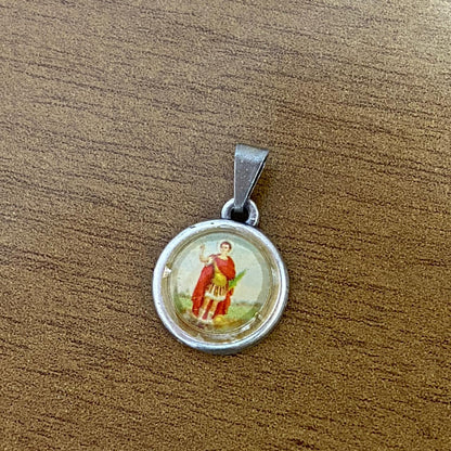 PINGENTE PRATEADO REDONDO RESINADO SANTO EXPEDITO  (6 UNIDADES)