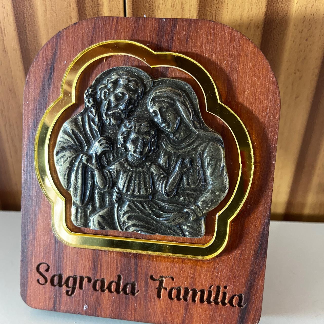ADORNO DE MESA MADEIRA SAGRADA FAMÍLIA DE METAL COM ACRÍLICO 9,5CM(1 UNIDADE)