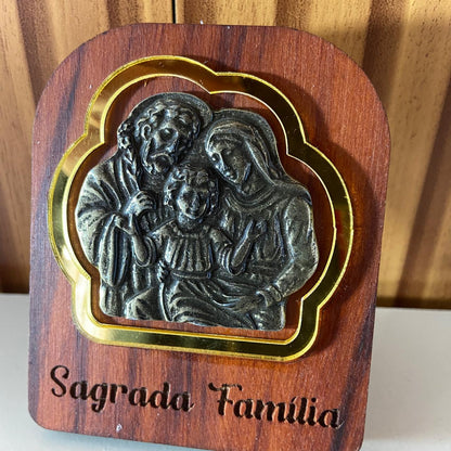 ADORNO DE MESA MADEIRA SAGRADA FAMÍLIA DE METAL COM ACRÍLICO 9,5CM(1 UNIDADE)