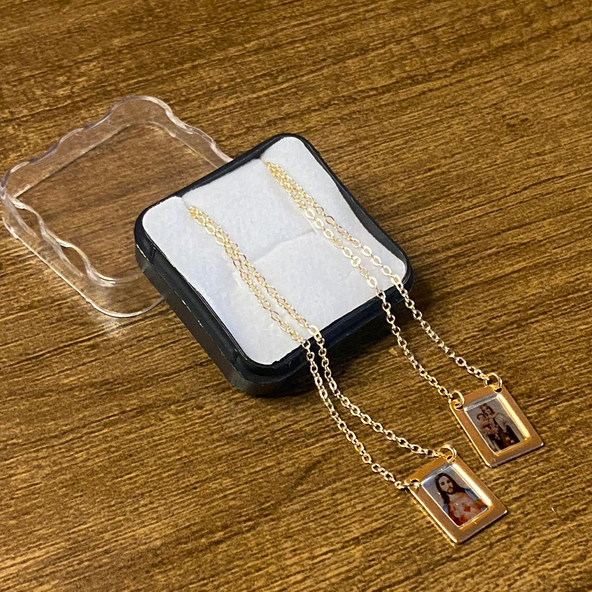 ESCAPULÁRIO DOURADO RESINADO SAGRADO CORAÇÃO DE JESUS E NOSSA SENHORA DO CARMO ( 6 UNIDADE)