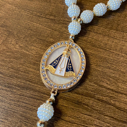 DEZENA PARA CARRO MADREPÉROLA NOSSA SENHORA APARECIDA AMORA BRANCA 12MM MOD2 (3 UNIDADES)