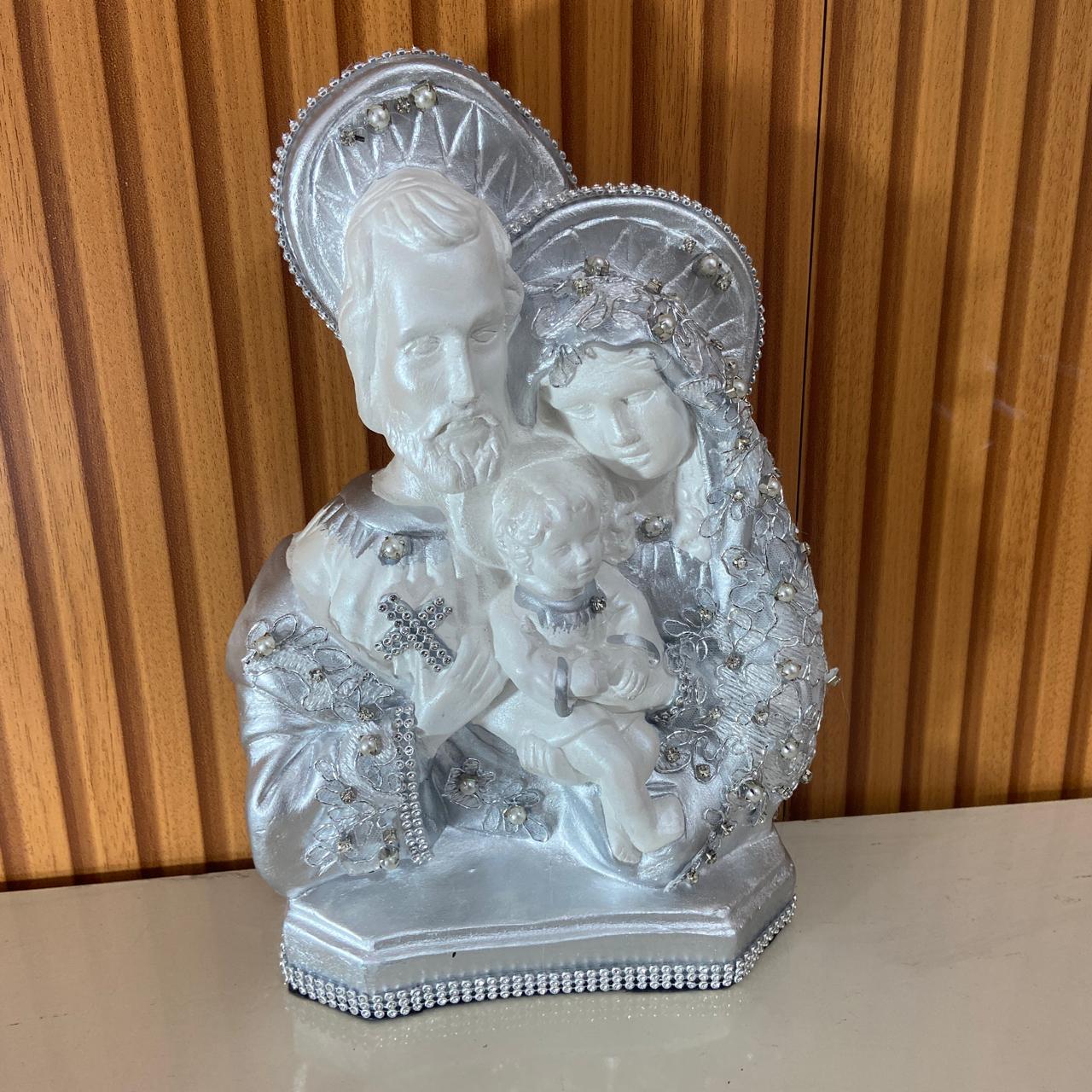BUSTO DE GESSO SAGRADA FAMÍLIA BRANCO E PRATEADO COM STRASS 29CM (1 UNIDADE)
