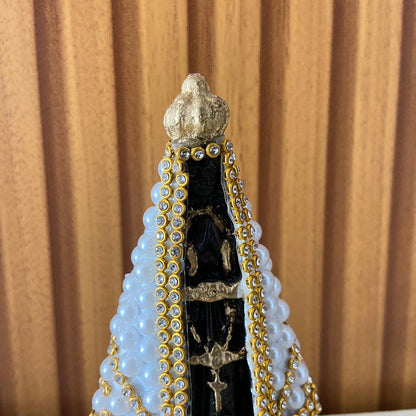 IMAGEM DE GESSO NOSSA SENHORA APARECIDA PÉROLA BRANCA COM STRASS 10,5CM MOD 2 (1 UNIDADE)