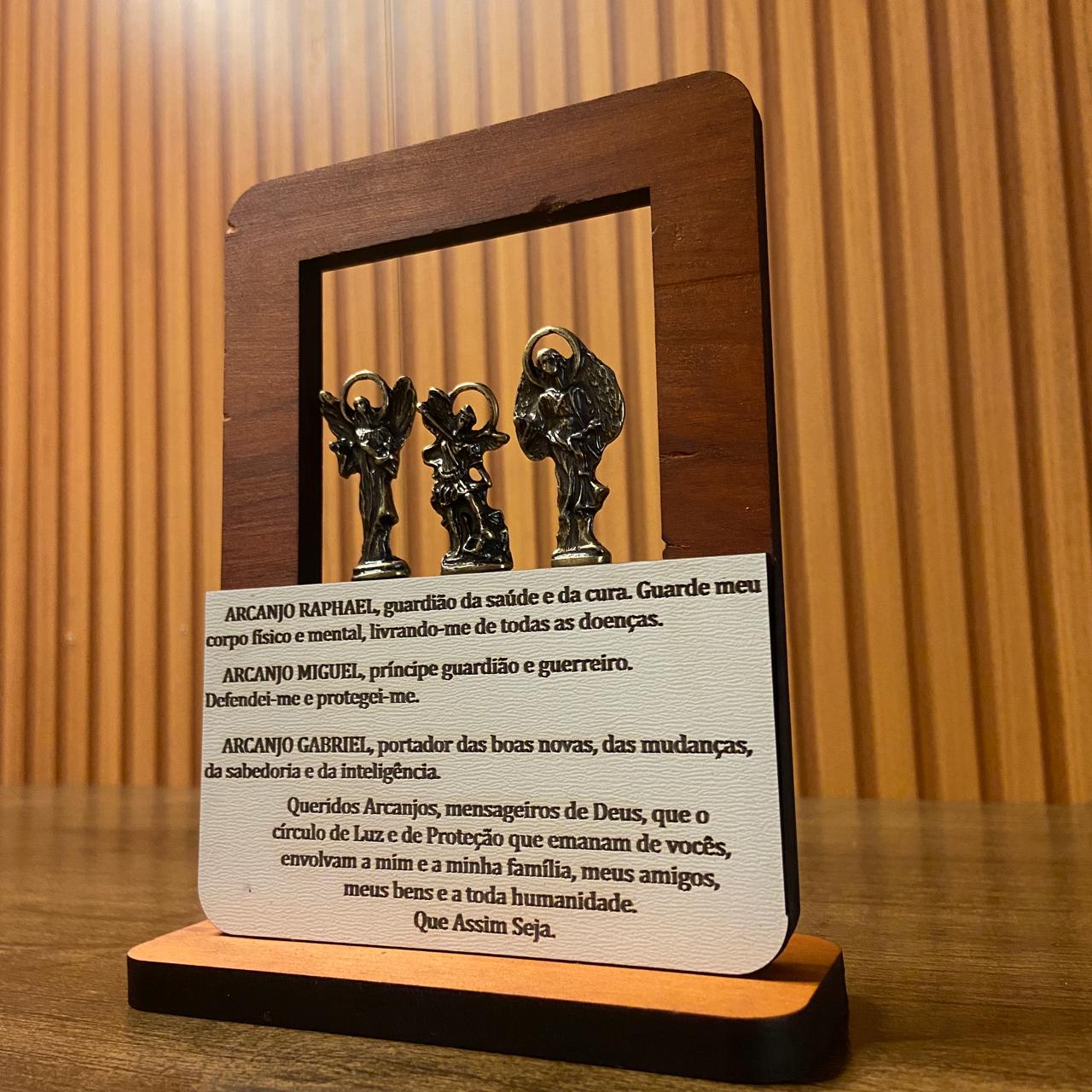 ADORNO DE MESA MADEIRA TRÊS ARCANJOS DE METAL COM ORAÇÃO 17CM (1 UNIDADE)
