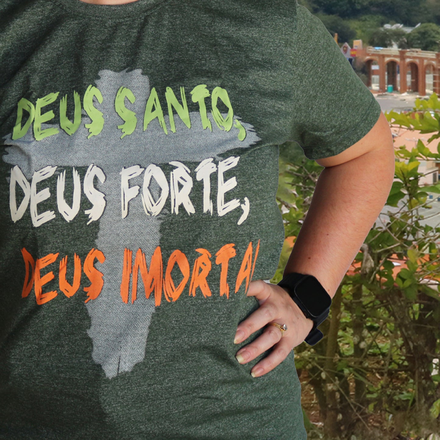 CAMISETA VERDE MUSGO DEUS SANTO, DEUS FORTE DEUS MORTAL  TAMANHO P (1 UNIDADE)