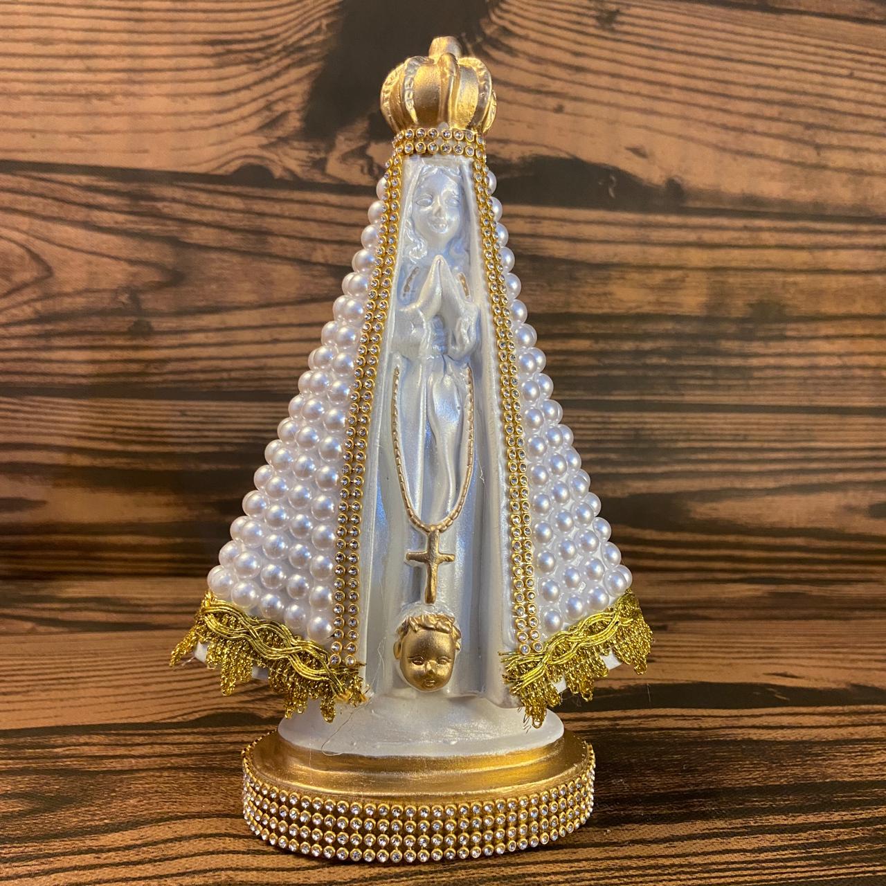 IMAGEM DE GESSO NOSSA SENHORA APARECIDA BORDADA COM PÉROLA BRANCA 22,5CM MOD 2 (1 UNIDADE)