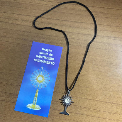 CORDÃO COM PINGENTE OSTENSÓRIO BRANCO ( 1 UNIDADE)