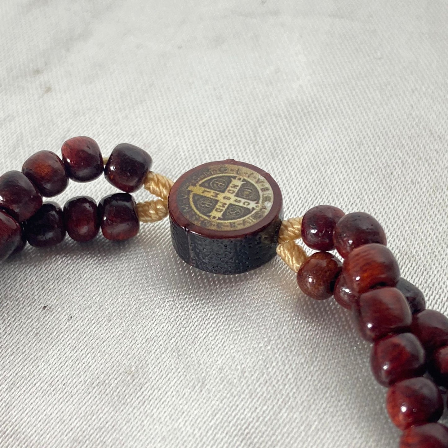 TERÇO PULSEIRA MADEIRA PAU BRASIL SÃO BENTO  (03 UNIDADES)